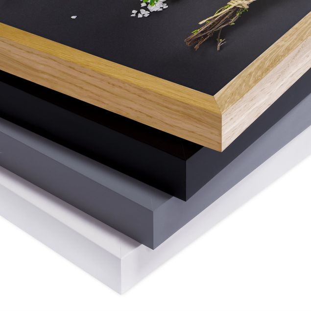 Poster con cornice - Erbe aromatiche su letto di sale su sfondo nero