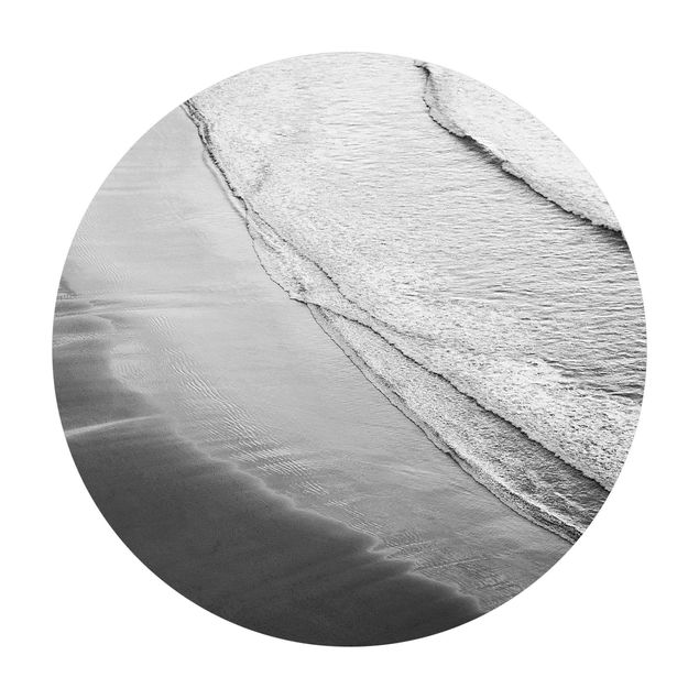 Tappeto in vinile rotondo - Morbide onde sulla spiaggia in bianco e nero