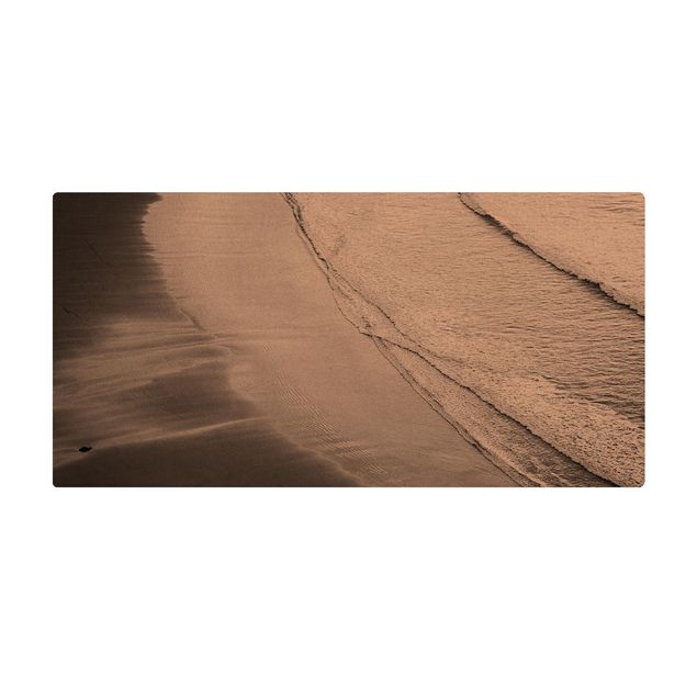 Tappetino di sughero - Morbide onde sulla spiaggia in bianco e nero - Formato orizzontale 2:1