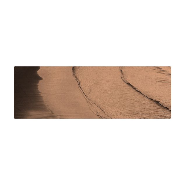 Tappetino di sughero - Morbide onde sulla spiaggia in bianco e nero - Formato orizzontale 2:1