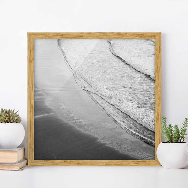 Poster con cornice - Morbide onde sulla spiaggia in bianco e nero