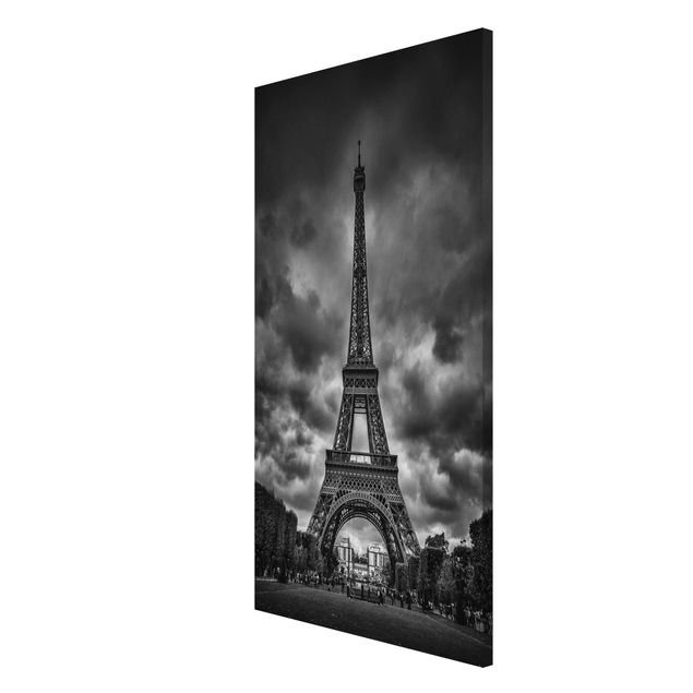 Lavagna magnetica - Torre Eiffel Davanti Nubi In Bianco e nero - Formato verticale 4:3