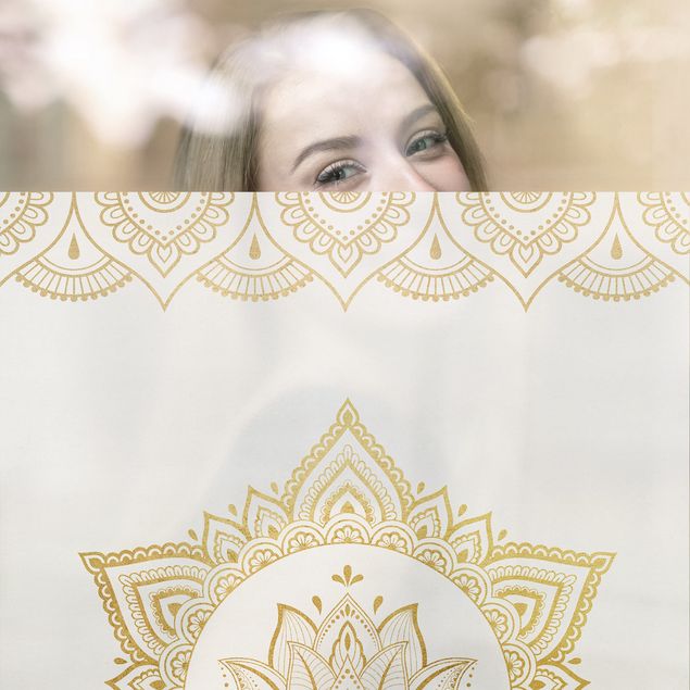 Decorazioni per finestre bianche Illustrazione ornamentale mandala con loto bianco e oro