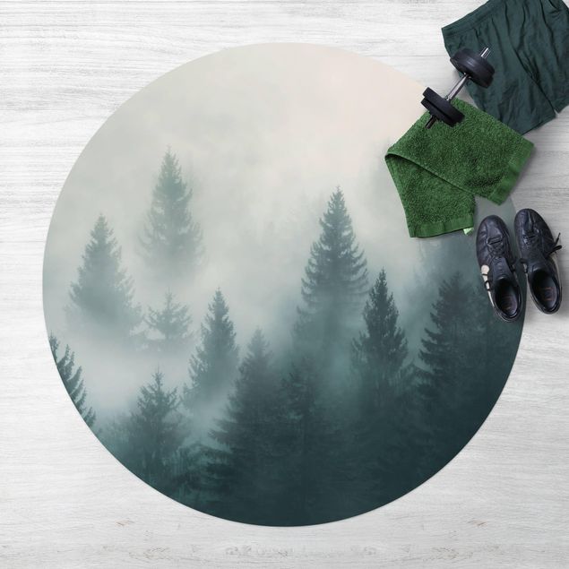 Tappeti per esterni Foresta di conifere nella nebbia