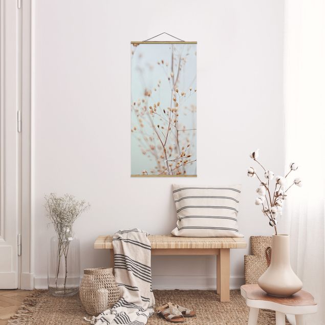 Foto su tessuto da parete con bastone - Gemme pastello su ramo di fiori selvatici - Verticale 1:2