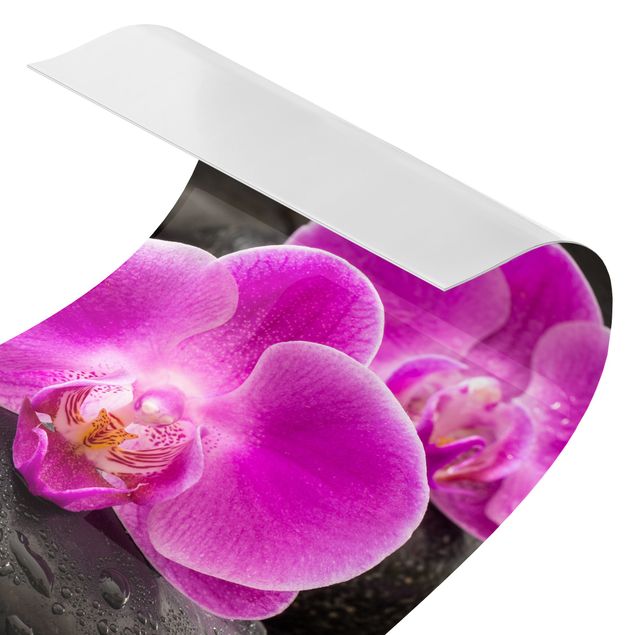 Rivestimento per doccia - Fioritura di orchidee rosa su pietre con gocce