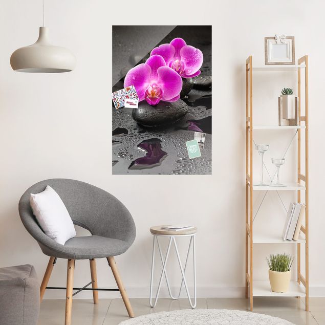 Lavagna magnetica in vetro Fiore di orchidea rosa su pietra con gocce