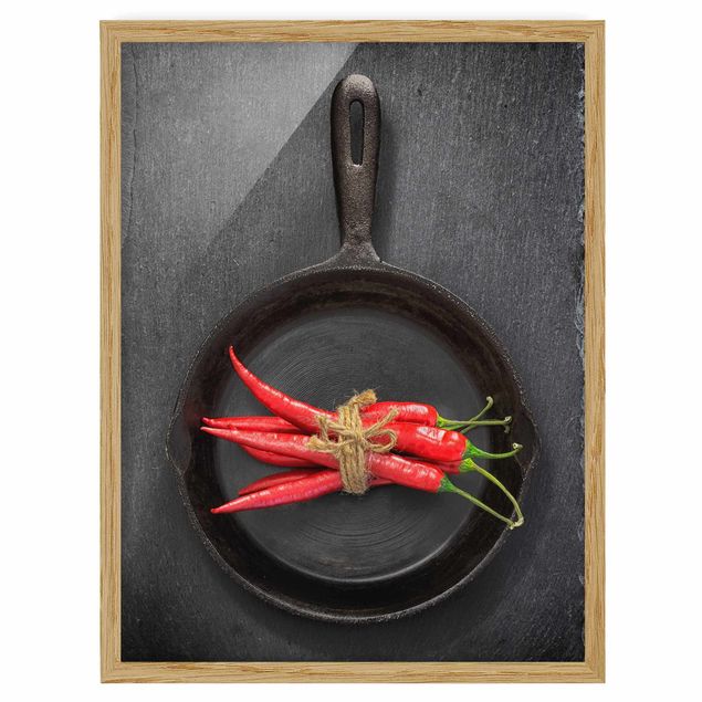 Poster con cornice - Fascio di peperoncini rossi in padella su ardesia