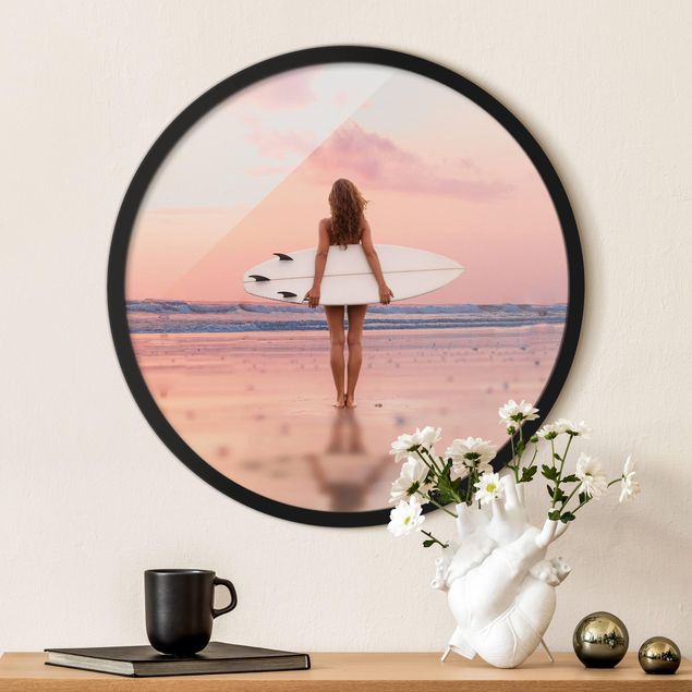 Poster con cornice rotonda Ragazza surfista con tavola al tramonto