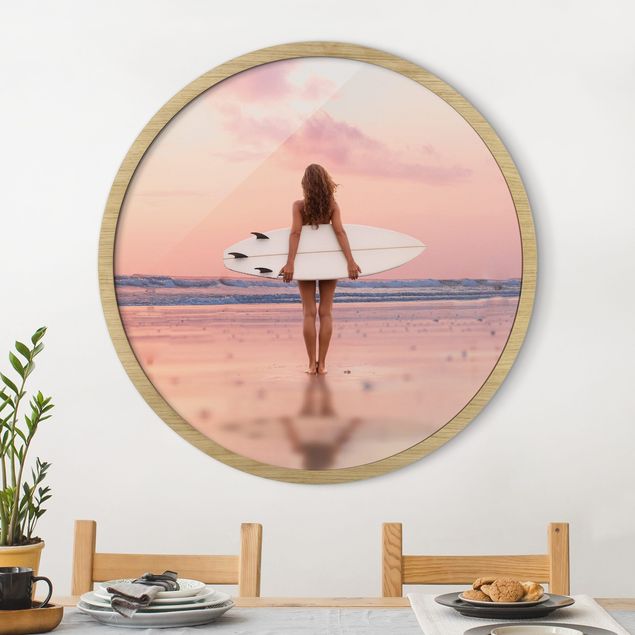 Poster con cornice rotonda Ragazza surfista con tavola al tramonto
