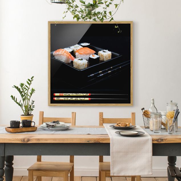 Poster con cornice - Piatto di sushi con bacchette nere