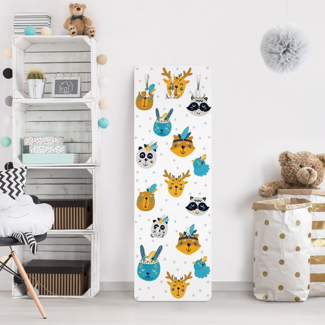 Garderobe Kinderzimmer weiß Amici animali con piccoli copricapi piumati