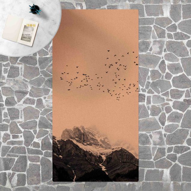 Tappeti moderni soggiorno Stormo di uccelli di fronte alle montagne in bianco e nero
