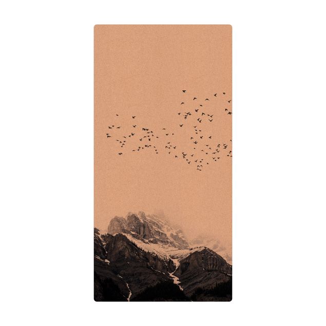 Tappetino di sughero - Stormo di uccelli davanti a montagne bianco e nero - Formato verticale 1:2