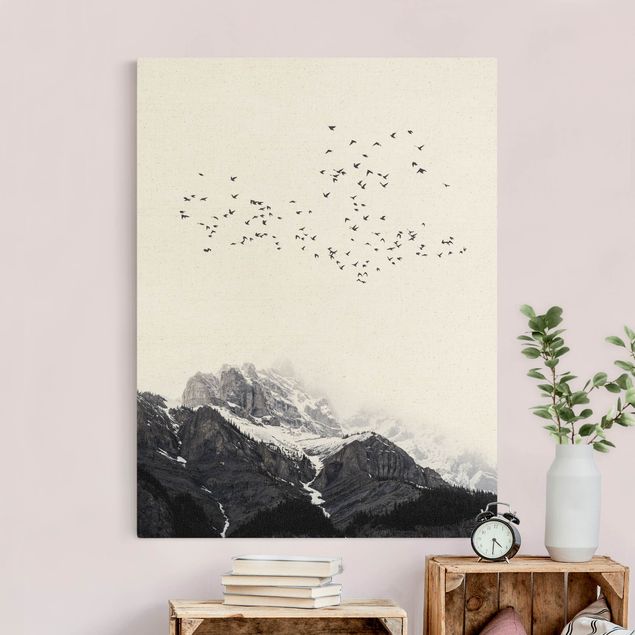 Quadri con uccelli Stormo di uccelli di fronte alle montagne in bianco e nero