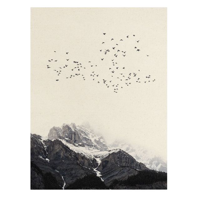 Stampe su tela paesaggio Stormo di uccelli di fronte alle montagne in bianco e nero