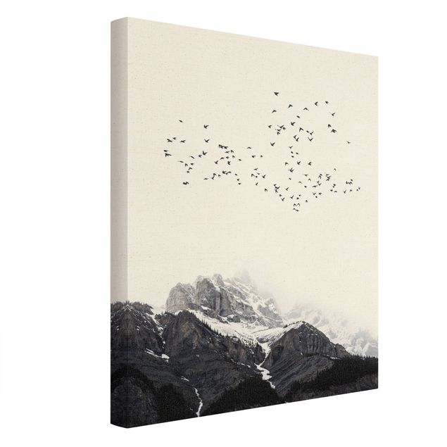 Riproduzioni su tela Stormo di uccelli di fronte alle montagne in bianco e nero