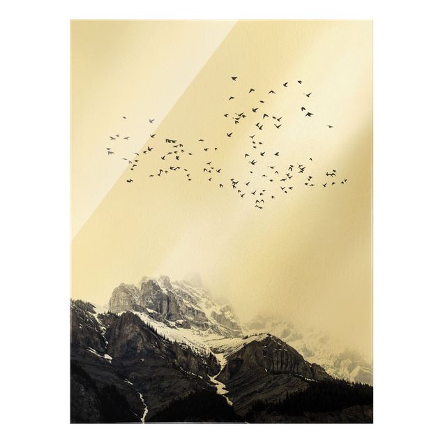Quadro in vetro - Stormo di uccelli davanti a montagne bianco e nero - Formato verticale