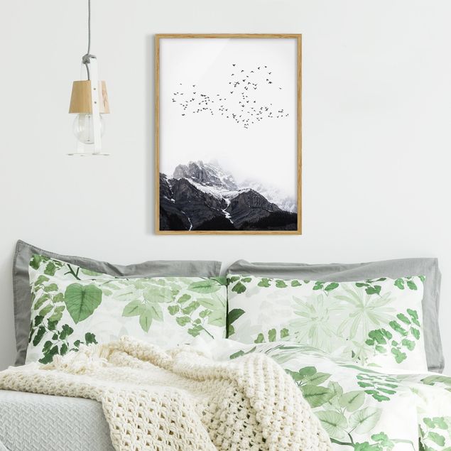 Poster con cornice - Stormo di uccelli davanti a montagne bianco e nero