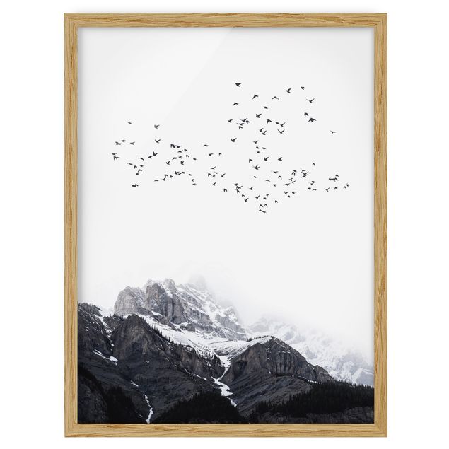 Poster con cornice - Stormo di uccelli davanti a montagne bianco e nero