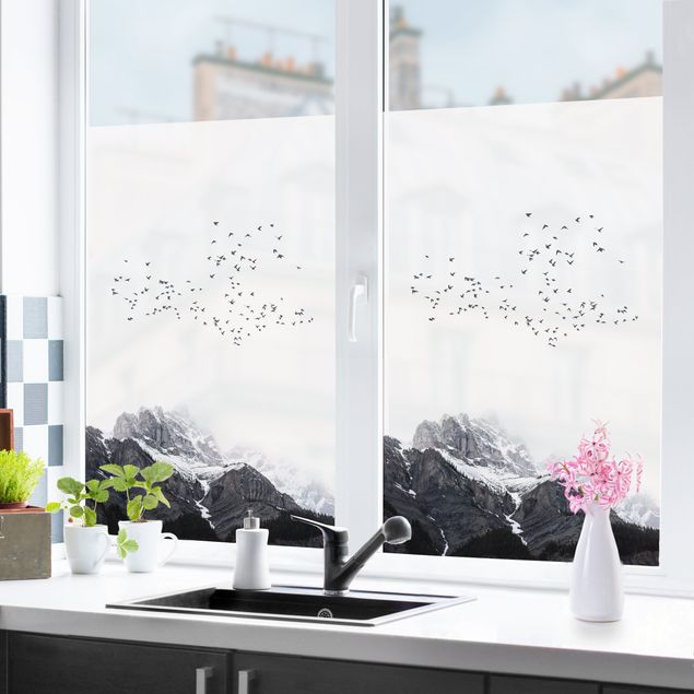 Decorazioni per finestre bianche Stormo di uccelli davanti a montagne bianco e nero