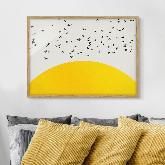 Quadri animali Stormo di uccelli di fronte al sole giallo