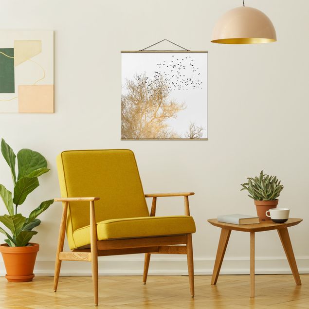 Foto su tessuto da parete con bastone - Stormo di uccelli davanti ad un albero dorato - Quadrato 1:1