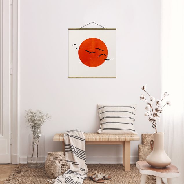 Foto su tessuto da parete con bastone - Stormo di uccelli davanti al sole rosso - Quadrato 1:1