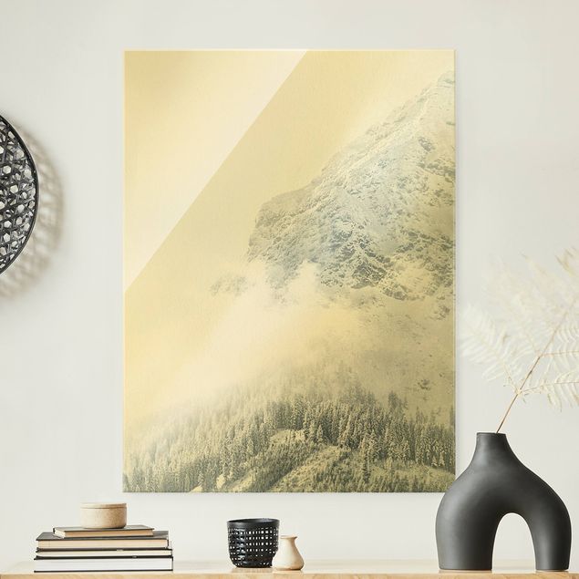 Quadro in vetro - Nebbia bianca nelle montagne - Formato verticale