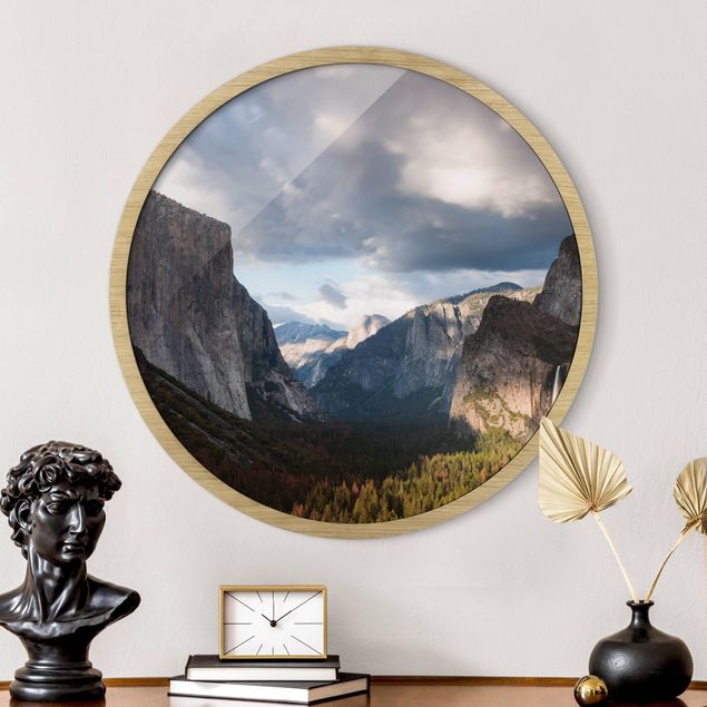 Poster con cornice rotonda Nuvole su un paesaggio montuoso