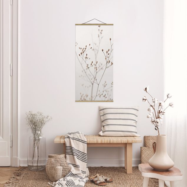 Foto su tessuto da parete con bastone - Delicate gemme su ramo di fiori selvatici - Verticale 1:2